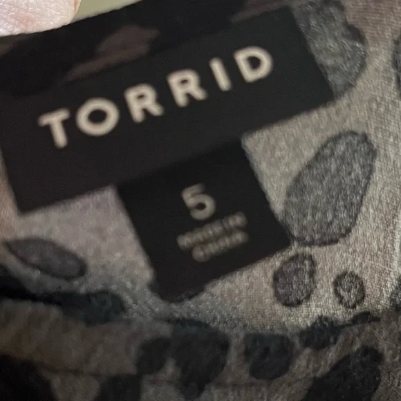 Torrid Leopard Print Ruched Sleeve Crepe Keyhole Back Blouse Size 5X - Picture 10 of 11